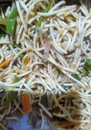 A picture of Vegetables hakka noodles.