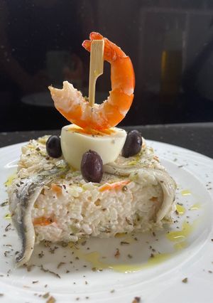 Una foto de Ensaladilla diferente, súper fácil de hacer y muy refrescante para el verano 😜😜😜😜