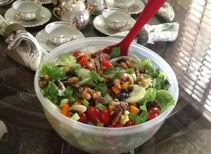 Una foto de Ensalada verde y frutos secos