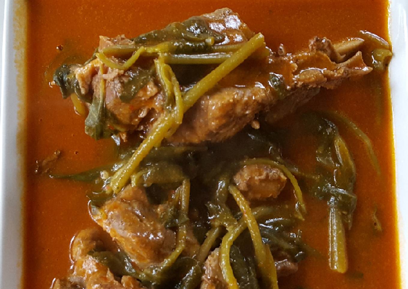 Mole de espinazo de cerdo con verdolagas