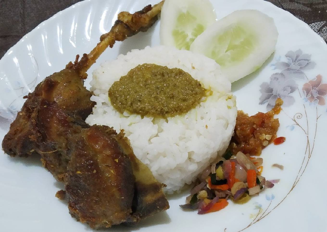 Bebek goreng surabaya + sambal matah + sambal bawang