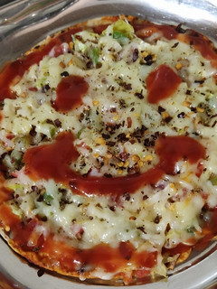 રોટી પીઝા (Roti Pizza Recipe In Gujarati) રેસીપી મુખ્ય ફોટો