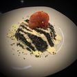 Arroz negro con alioli y gambón