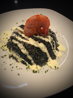 Una foto de Arroz negro con alioli y gambón