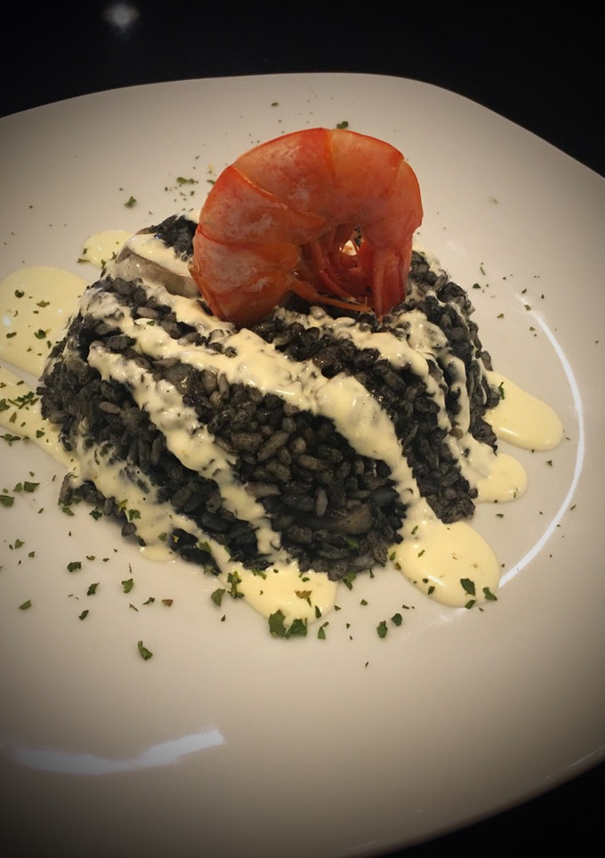 Una foto de Arroz negro con alioli y gambón