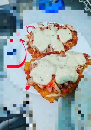 Una foto de Patacones con pollo