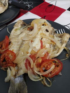 Una foto de 🐟 Dorada al horno con tomate y cebolla