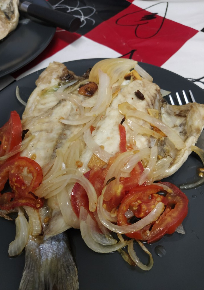 Una foto de 🐟 Dorada al horno con tomate y cebolla