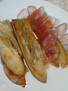 Una foto de Flauta con Oli de Raig y jamón ibérico 😋😋