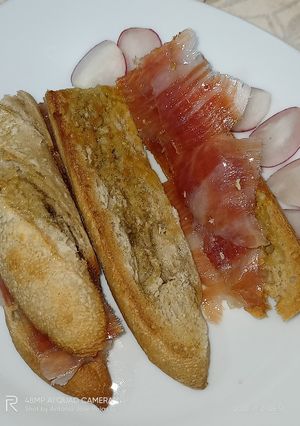 Una foto de Flauta con Oli de Raig y jamón ibérico 😋😋