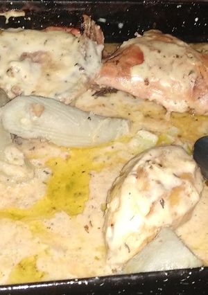 Una foto de Pata muslos al horno con batatas