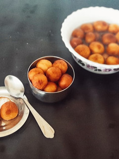 மீதியான சாதத்தில் குலோப்ஜாமுன்(leftover rice gulab jamun recipe in tamil) செய்முறை முக்கிய புகைப்படம்