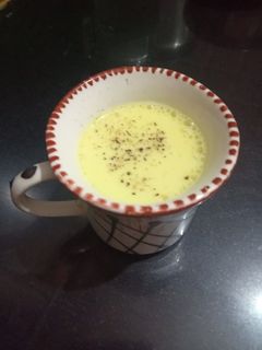 ઇમ્યુનિટી બુસ્ટર ગોલ્ડન મિલ્ક (Immunity booster golden milk recipe In Gujarati) રેસીપી મુખ્ય ફોટો