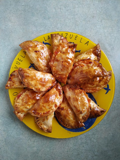 Una foto de Empanadillas de queso de cabra y mermelada de tomate