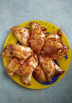 Una foto de Empanadillas de queso de cabra y mermelada de tomate