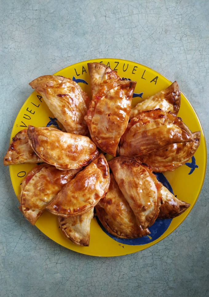 Una foto de Empanadillas de queso de cabra y mermelada de tomate
