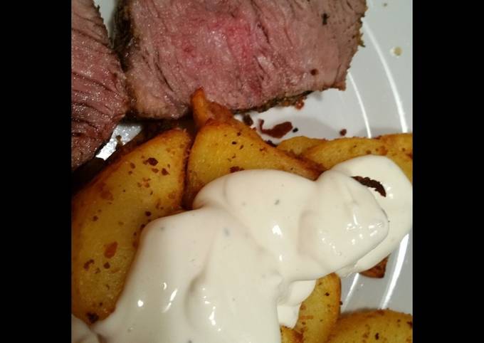 Filetsteak mit Limetten-Chili-Hollandaise und Knusperkartoffeln Rezept ...