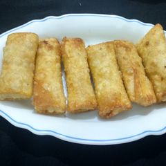 A picture of Tandoori chicken rolls.