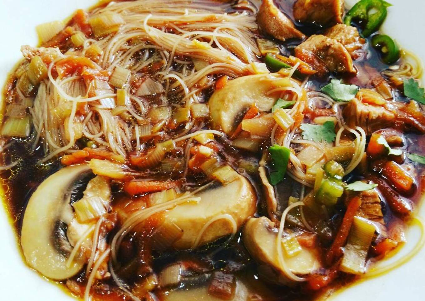 Sopa de fideos de arroz estilo oriental