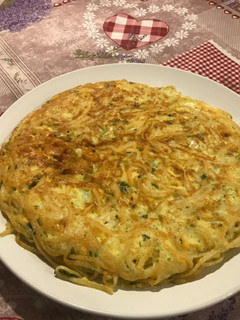 Una foto de Tortilla de tallarines con queso