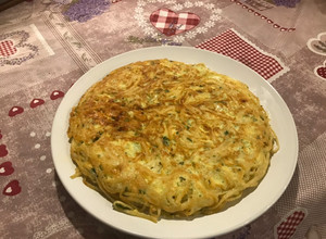 Una foto de Tortilla de tallarines con queso