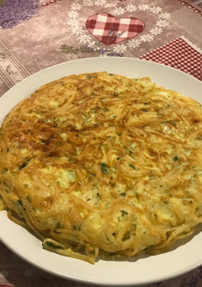 Una foto de Tortilla de tallarines con queso