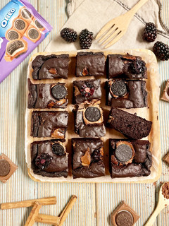 Una foto de Brownie de moras con Milka Oreo