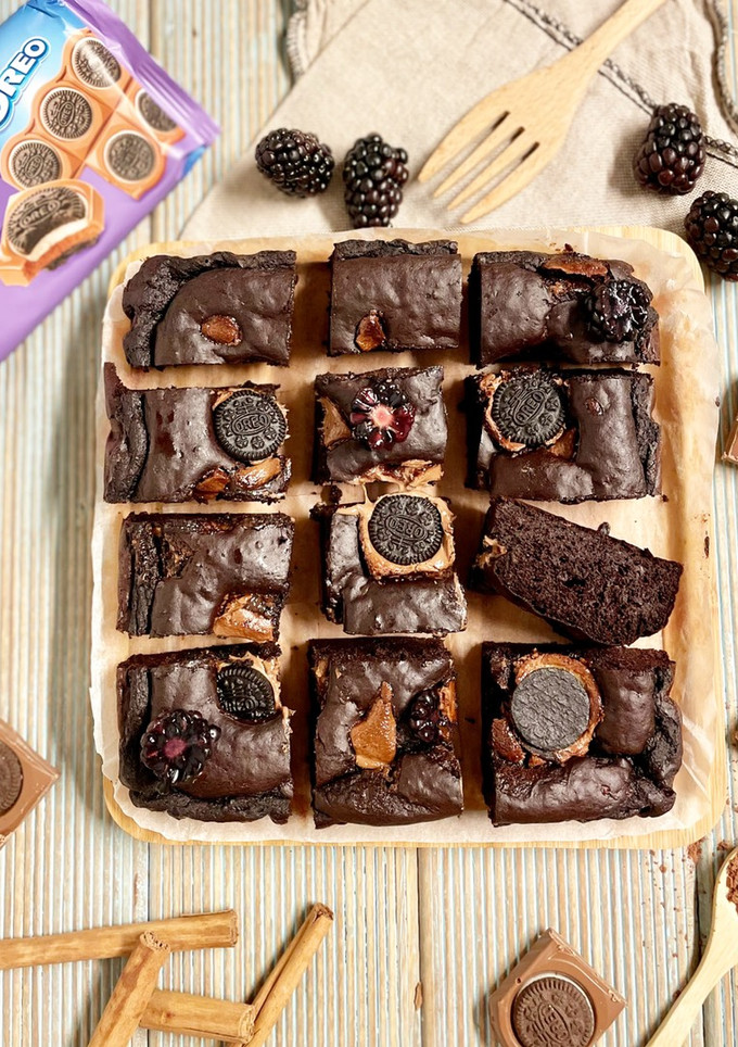 Una foto de Brownie de moras con Milka Oreo