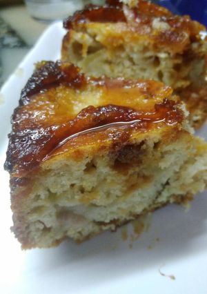 Una foto de Torta invertida de pera y manzana sin huevo🍐🍏🍎