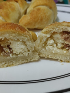 Una foto de Panes🥖🥯😝 rellenos de jamón🥓, queso🧀 y dulce de piña🥐🍍