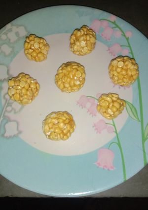 દાળિયા ની ચીકી (Daliya Chiki Recipe In Gujarati) રેસીપી મુખ્ય ફોટો