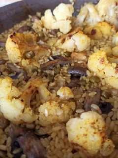 Una foto de Paella integral de coliflor y bacalao en salazón
