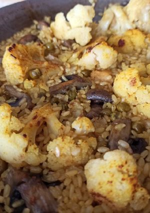 Una foto de Paella integral de coliflor y bacalao en salazón