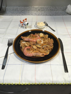 Una foto de Fideuá con salchichas de pollo