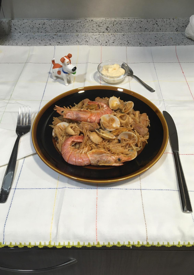 Una foto de Fideuá con salchichas de pollo
