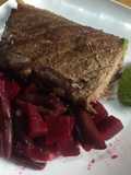 Tira de lomo, salsa de perejil y ensalada de remolacha y chaucha