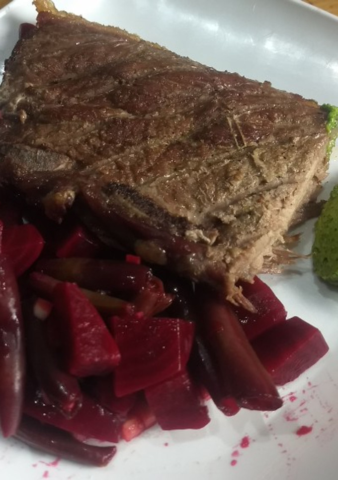 Una foto de Tira de lomo, salsa de perejil y ensalada de remolacha y chaucha
