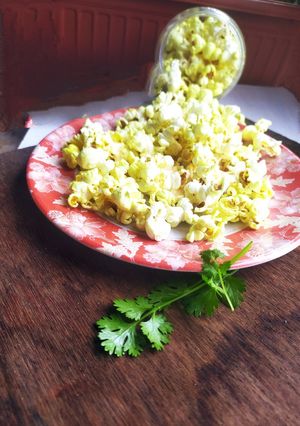 मेलतेड चीझ बिटरी पॉपकॉर्न (cheese buttery popcorn recipe in marathi) रेसिपी चे मुख्य फोटो 