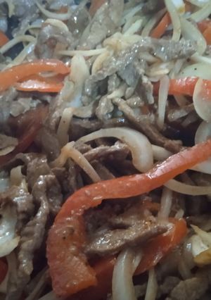 A picture of Fajitas with Red Bell Pepper.