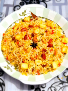 A picture of Navaratan Pulao.