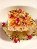 Trancio di salmone all'erba cipollina, su letto di Topinambur e