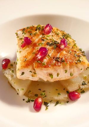 Foto di Trancio di salmone all'erba cipollina, su letto di Topinambur e