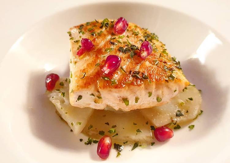 Trancio di salmone all'erba cipollina, su letto di Topinambur e