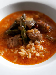 Una foto de Arroz caldoso de butifarra, espárragos y alcachofas