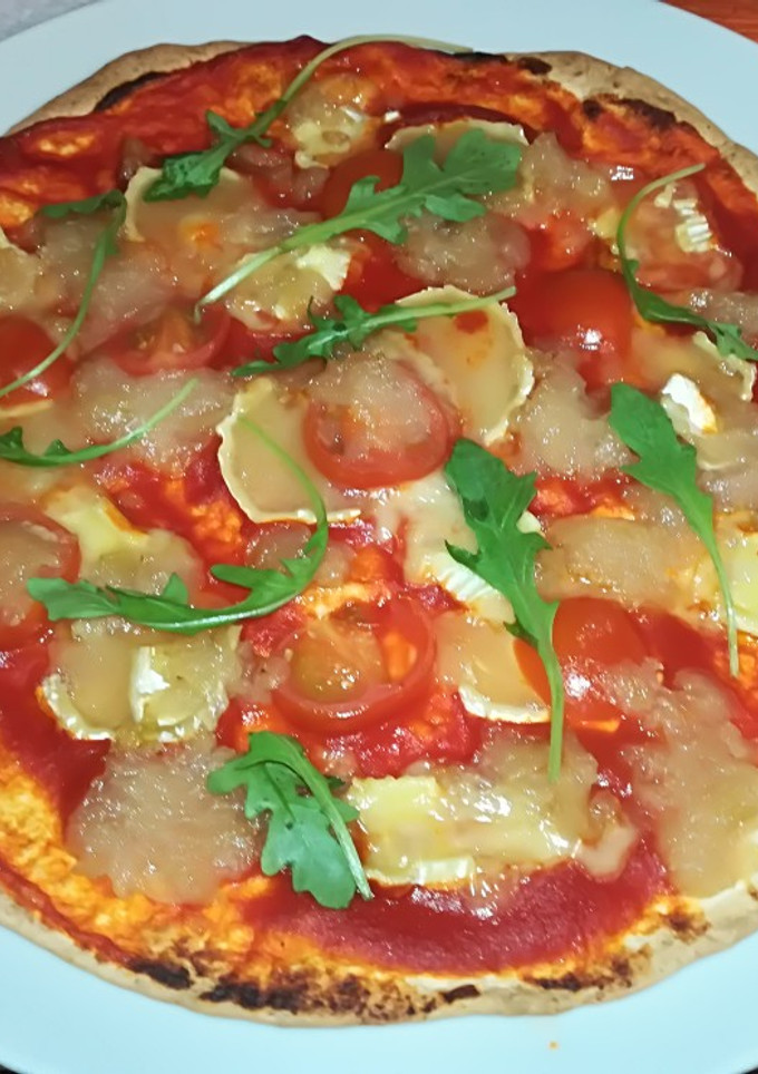 Una foto de Pizza de base de tortilla de harina