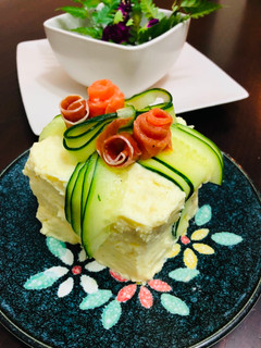 Una foto de Torta sándwich en capas escarchada Sueco smörgåstårta Japonés SMOGUASTORTA🇸🇪🇺🇾🇯🇵スモーガストルタ