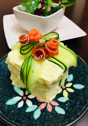 Una foto de Torta sándwich en capas escarchada Sueco smörgåstårta Japonés SMOGUASTORTA🇸🇪🇺🇾🇯🇵スモーガストルタ