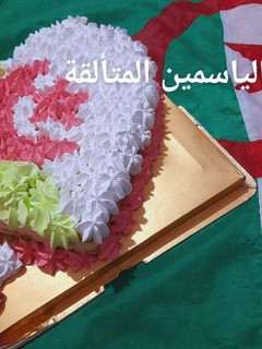 صورة لوصفة كيكة باردة بذوق الموز بالوان علم الجزائر