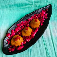 A picture of Gulkand ladoo.