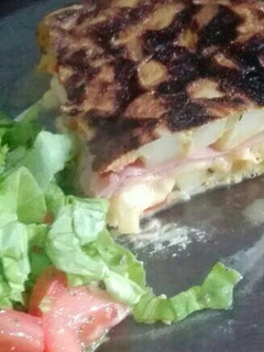 Una foto de Tortilla rellena de jamón y queso
